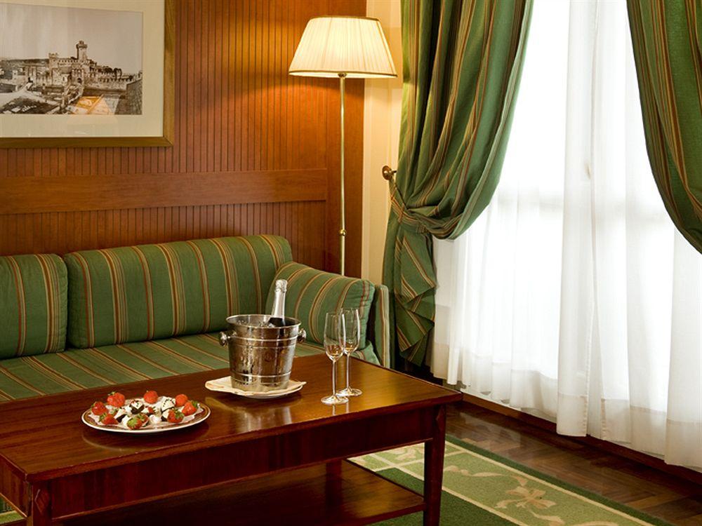 Grand Hotel Terme Sirmione Eksteriør billede A suite at the hotel