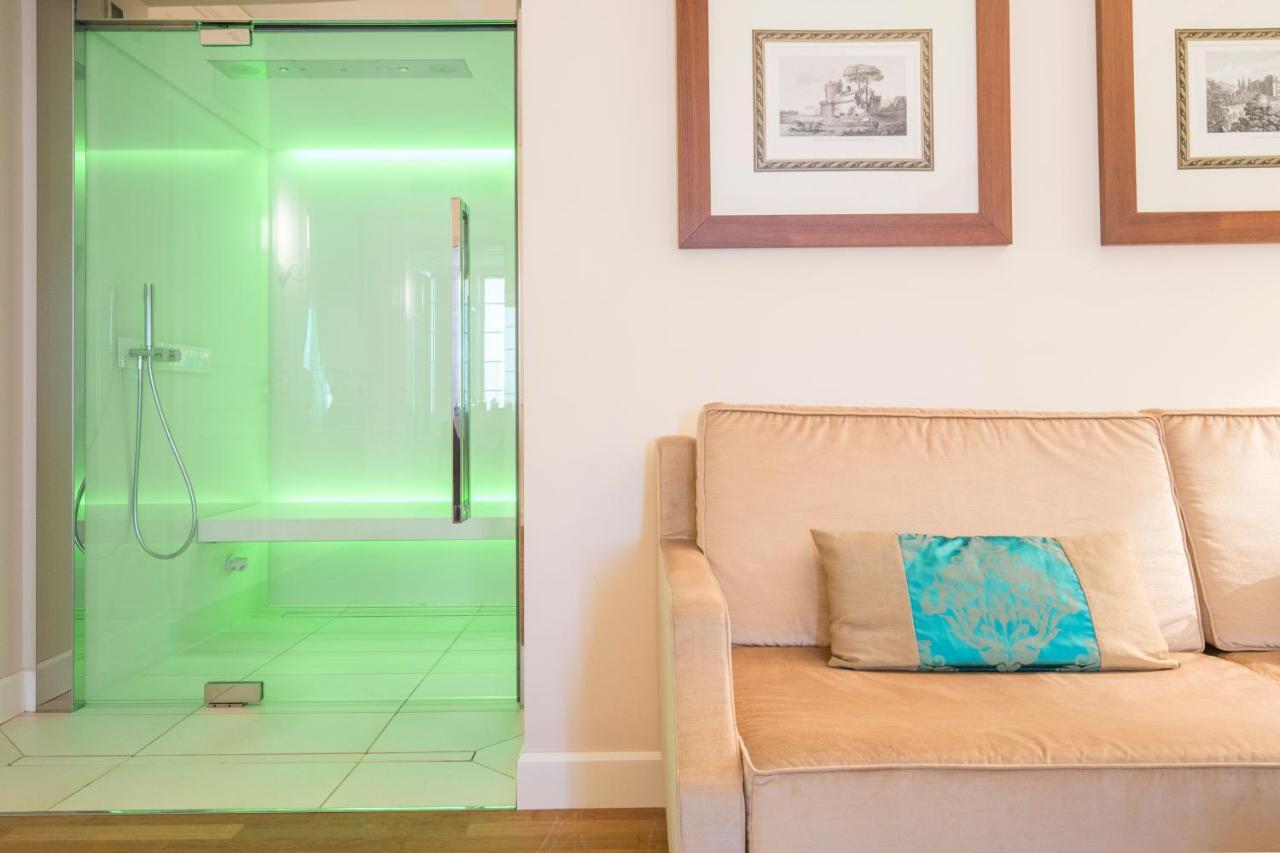 Grand Hotel Terme Sirmione Eksteriør billede A shower with coloured LED lighting