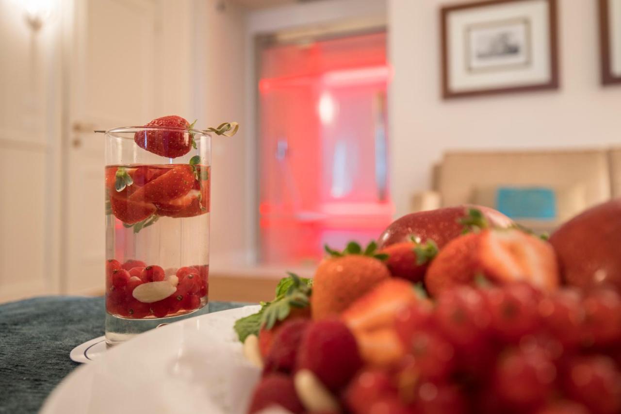Grand Hotel Terme Sirmione Eksteriør billede A strawberry drink