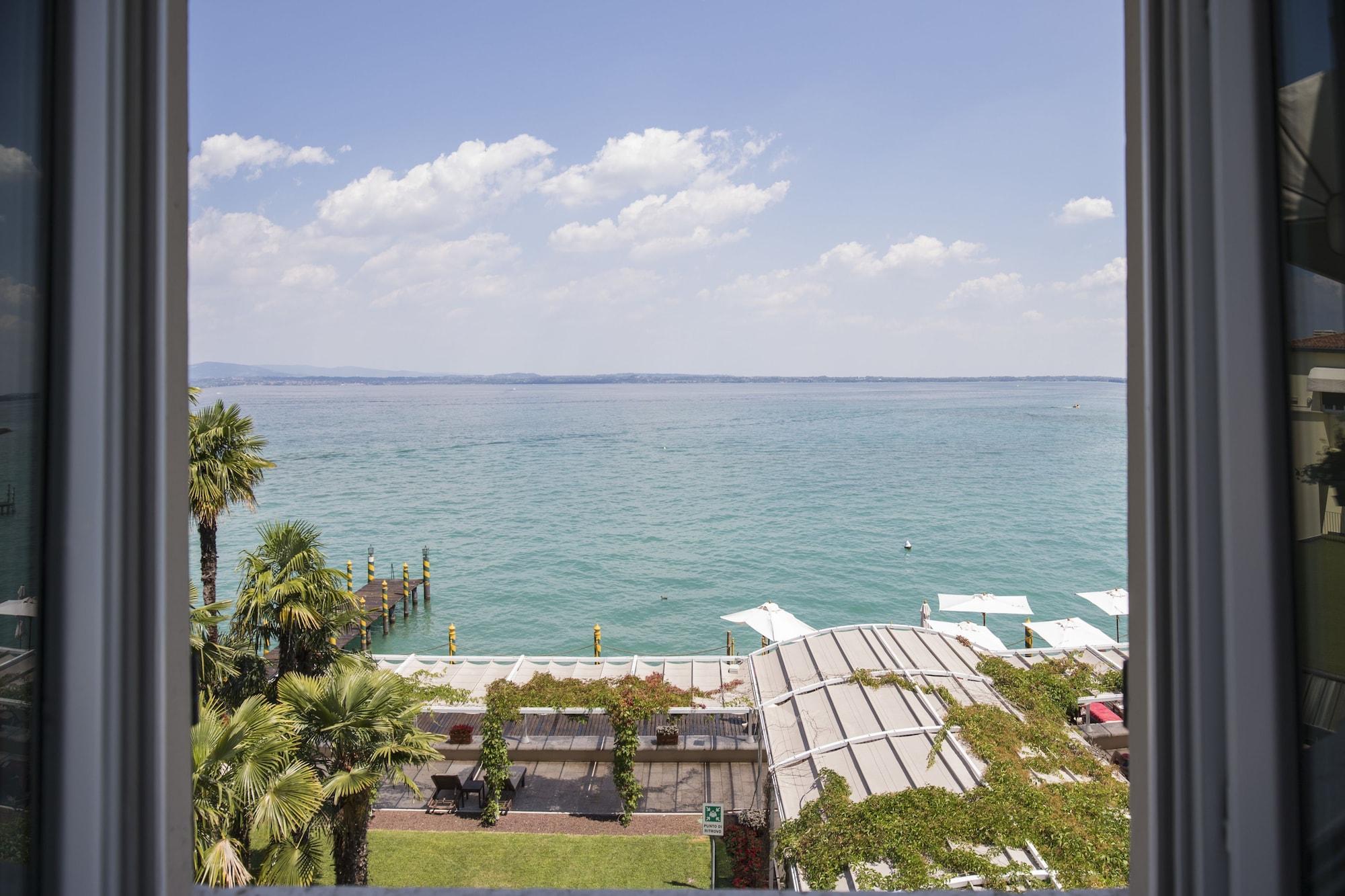 Grand Hotel Terme Sirmione Eksteriør billede View of the Mediterranean Sea from the window of a hotel room