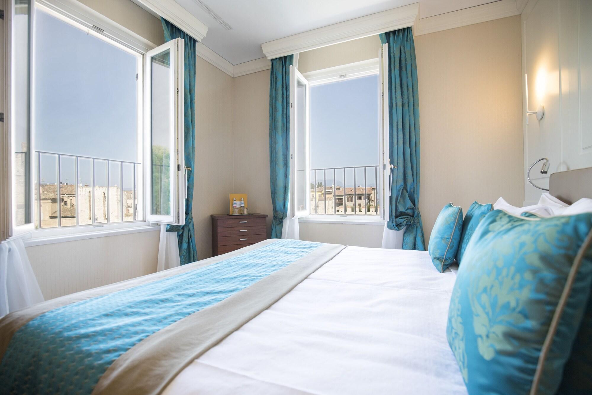 Grand Hotel Terme Sirmione Eksteriør billede A bedroom at the hotel