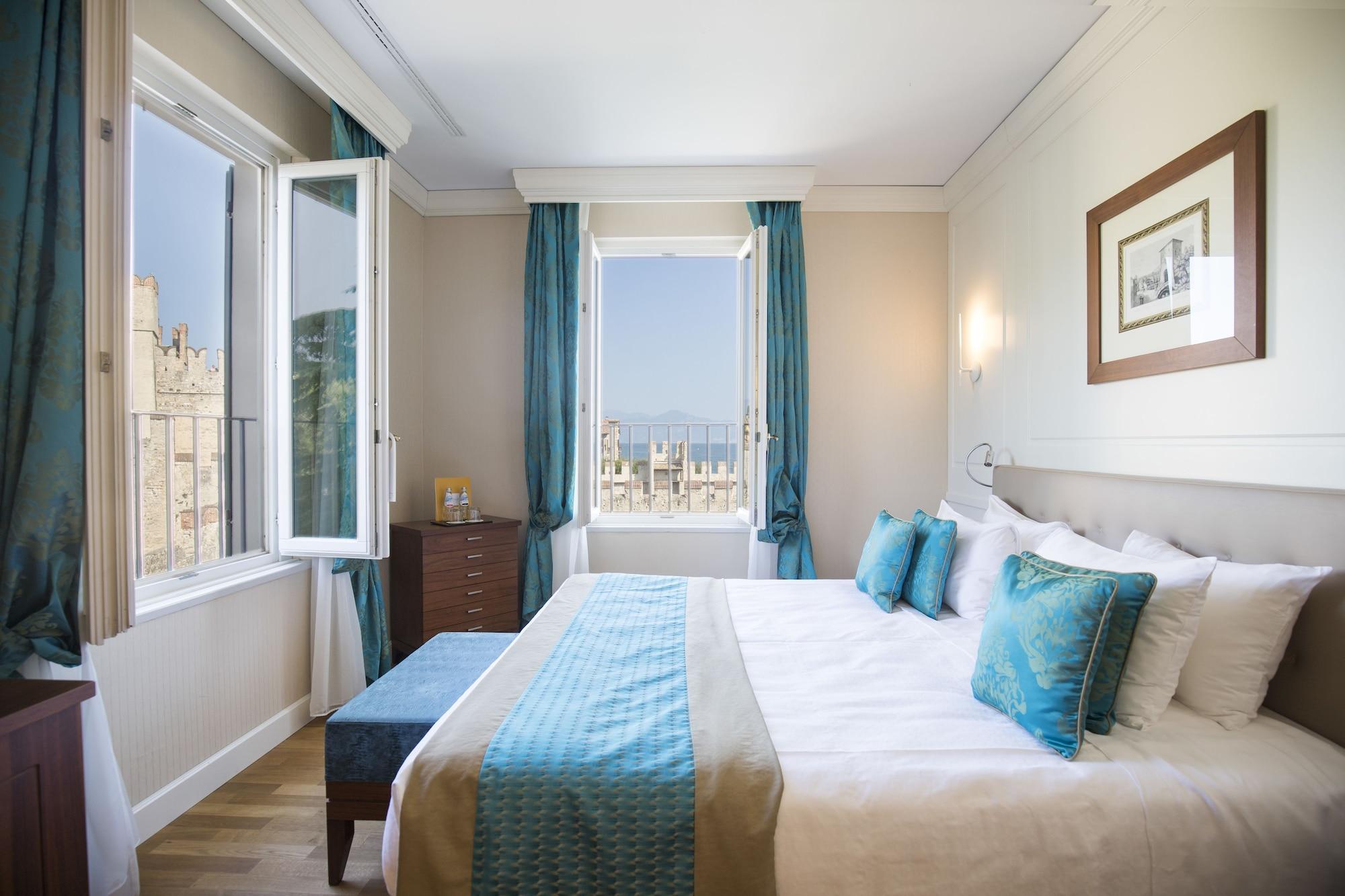 Grand Hotel Terme Sirmione Eksteriør billede A bedroom at the Westin Palace, Madrid