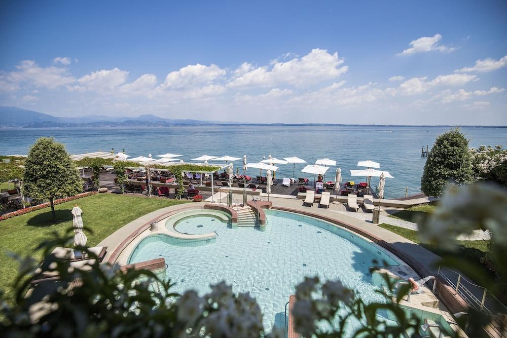 Grand Hotel Terme Sirmione Eksteriør billede The swimming pool at the Dolder Grand
