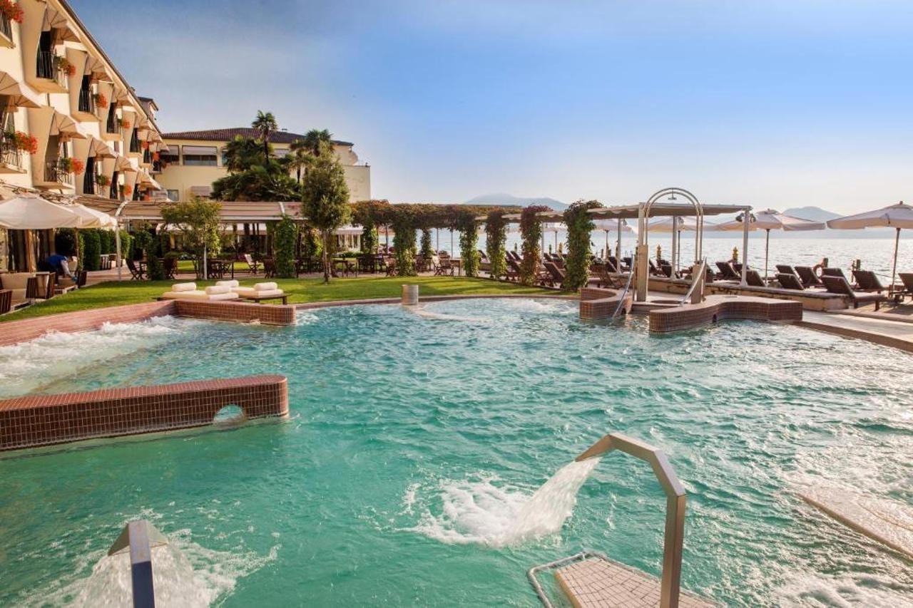 Grand Hotel Terme Sirmione Eksteriør billede The swimming pool at the hotel