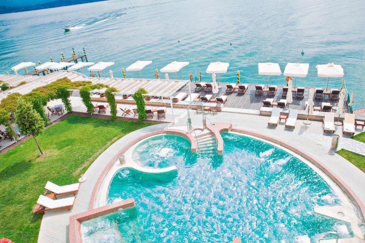 Grand Hotel Terme Sirmione Eksteriør billede The swimming pool at the hotel