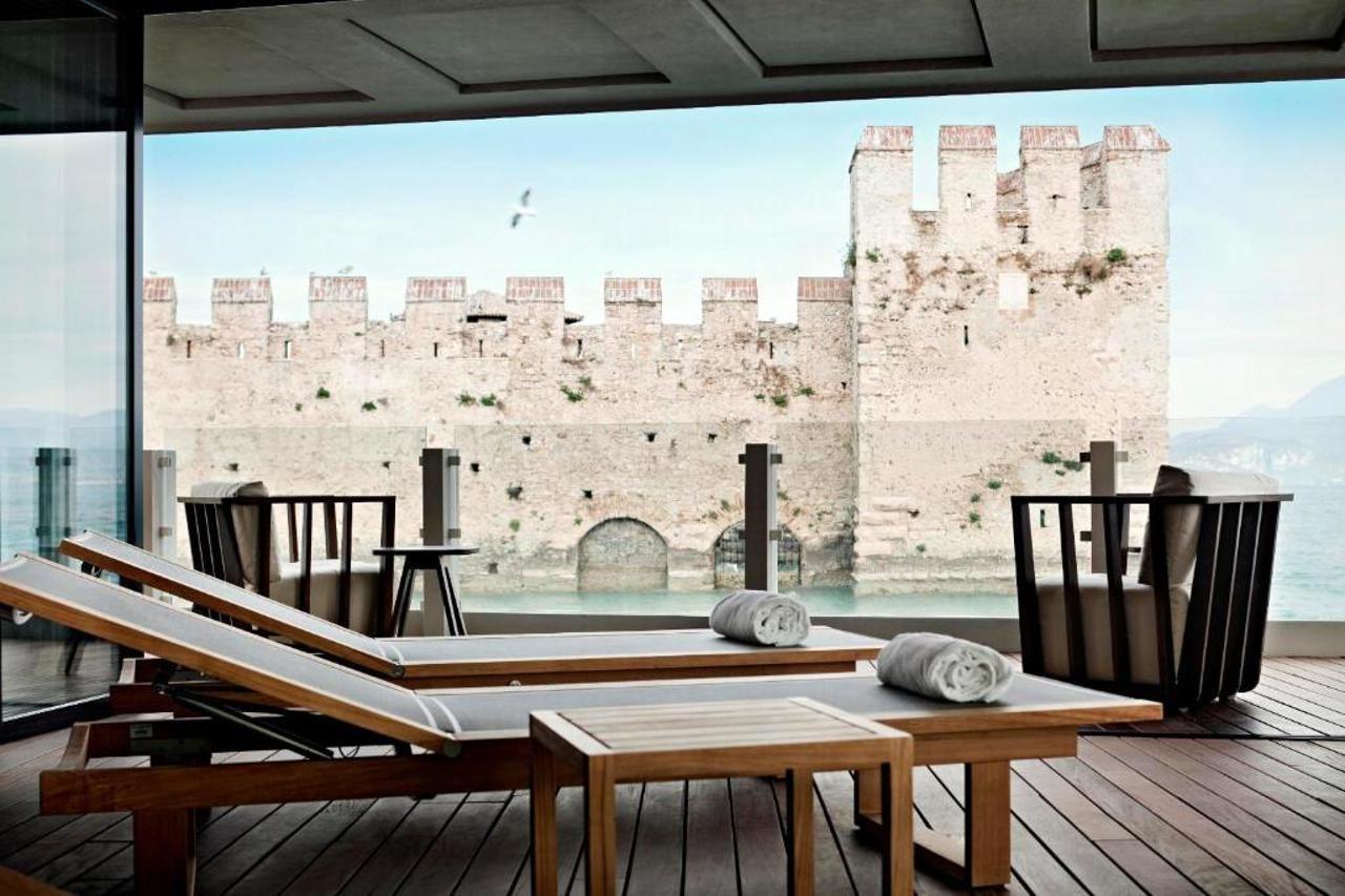Grand Hotel Terme Sirmione Eksteriør billede The hotel's rooftop pool