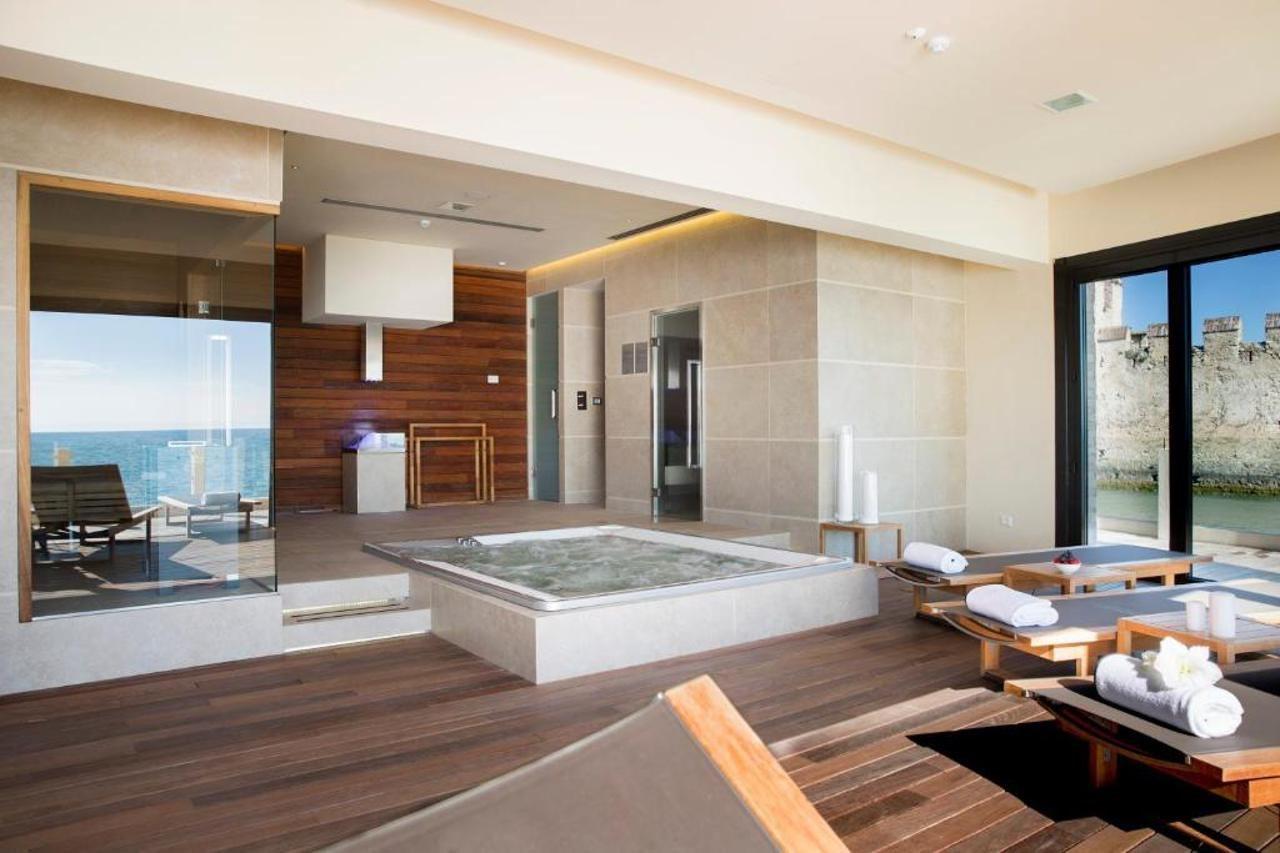 Grand Hotel Terme Sirmione Eksteriør billede A modern Japanese bathroom
