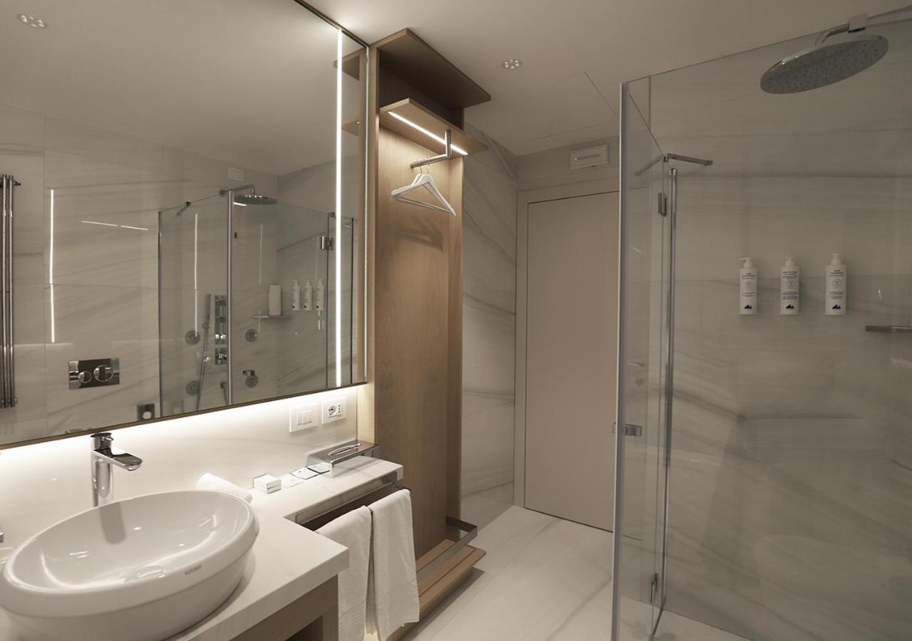 Grand Hotel Terme Sirmione Eksteriør billede Bathroom
