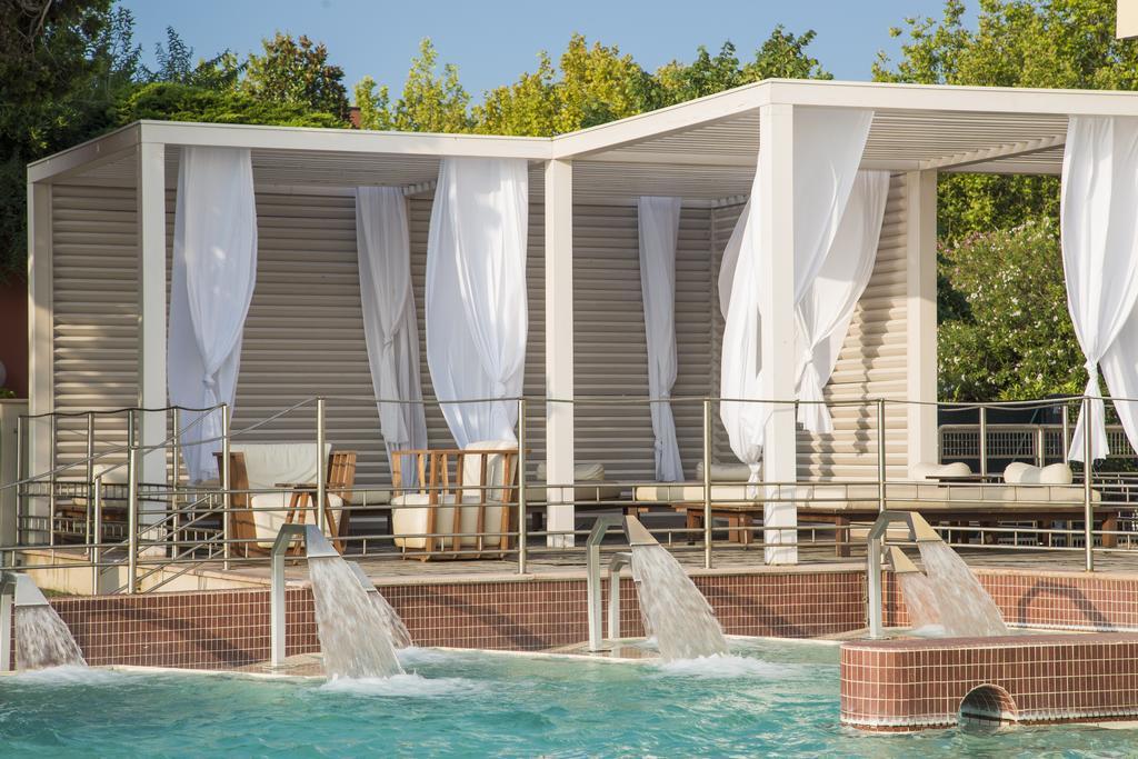Grand Hotel Terme Sirmione Eksteriør billede Cabana at the pool