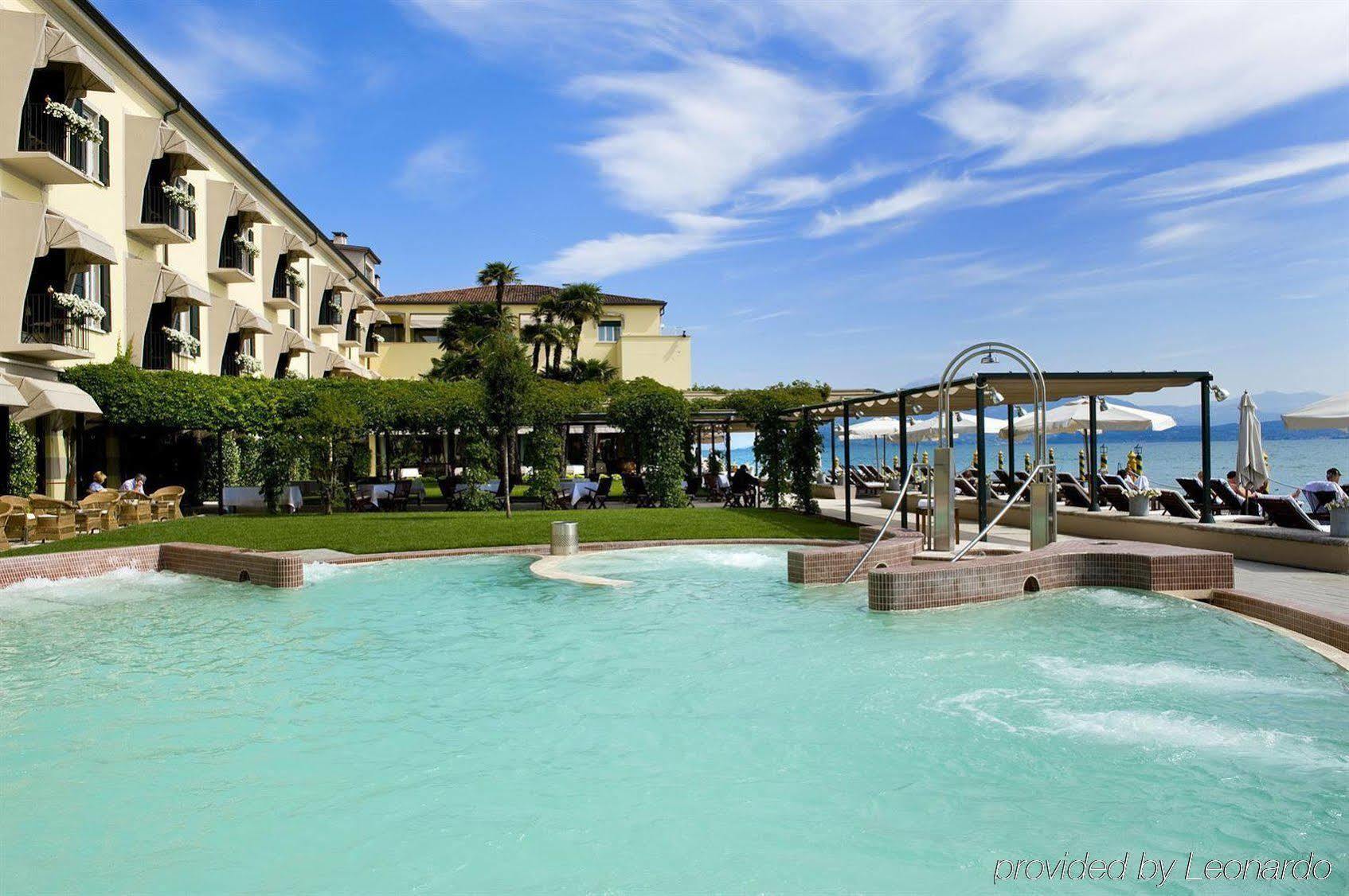 Grand Hotel Terme Sirmione Eksteriør billede The swimming pool at the hotel