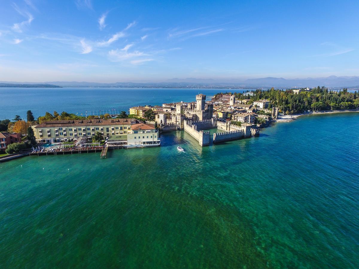 Grand Hotel Terme Sirmione Eksteriør billede Aerial view of the town