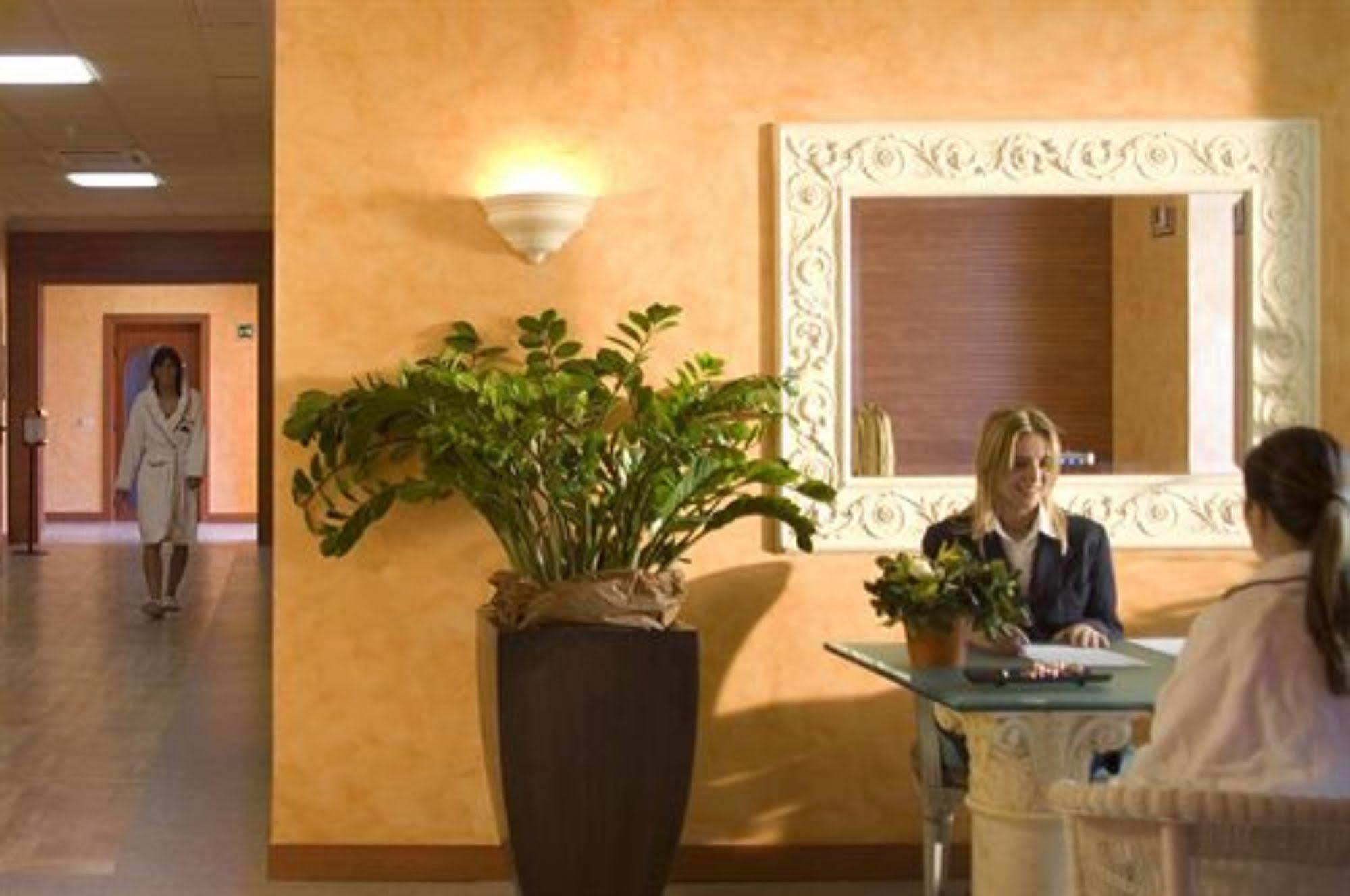 Grand Hotel Terme Sirmione Eksteriør billede Reception desk at a hotel
