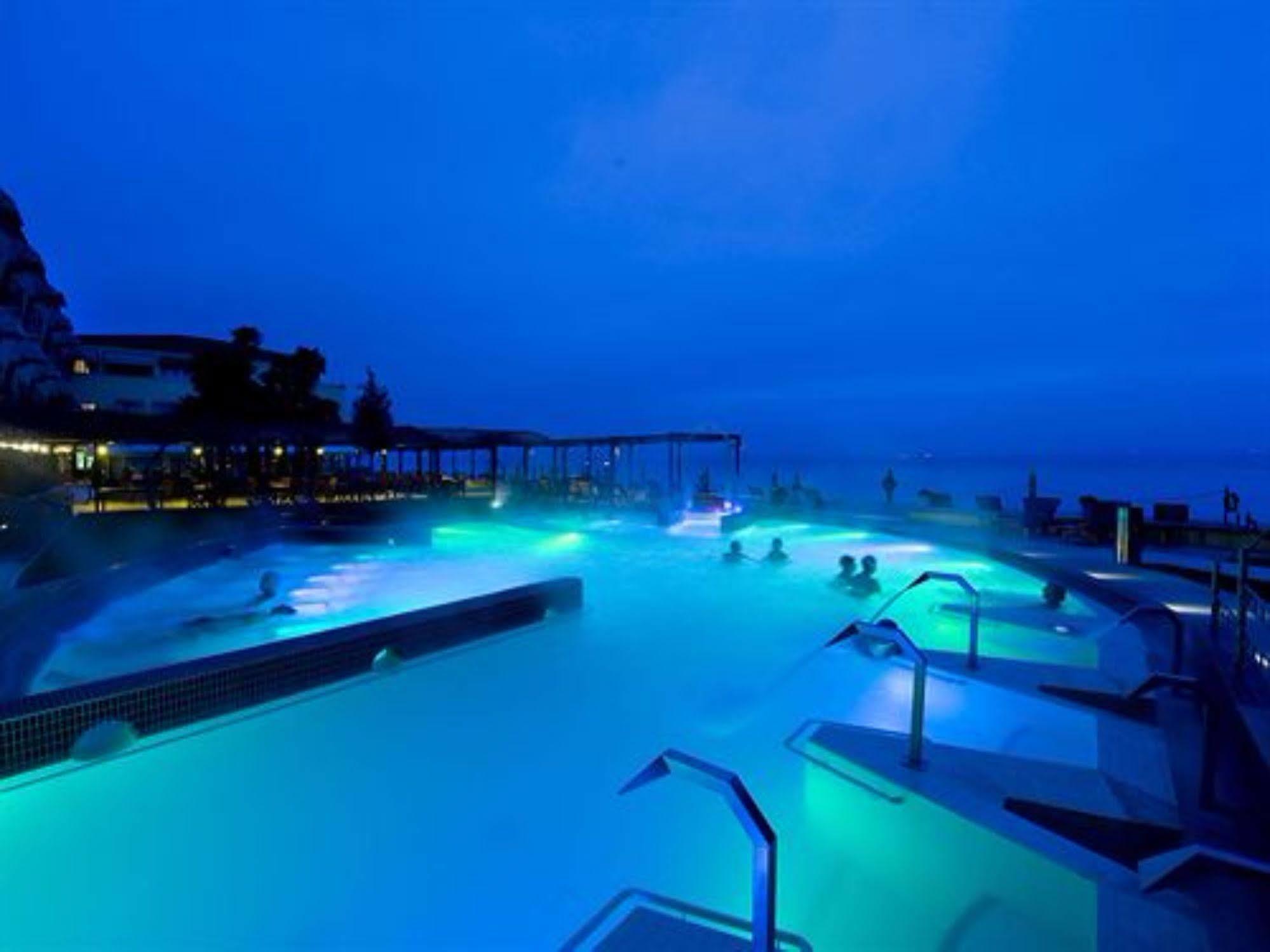 Grand Hotel Terme Sirmione Eksteriør billede The thermal pools at night