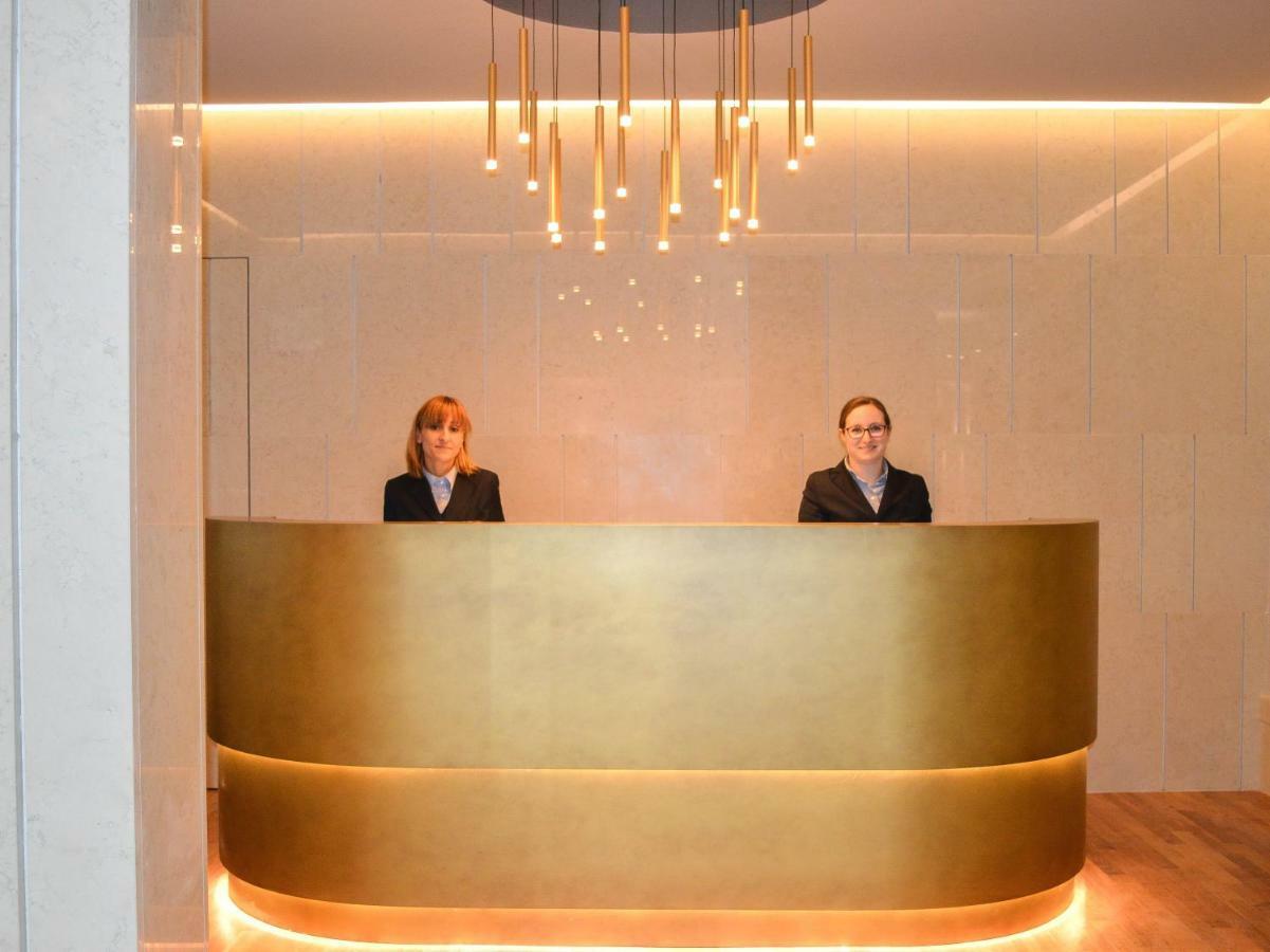 Grand Hotel Terme Sirmione Eksteriør billede Reception desk at the hotel